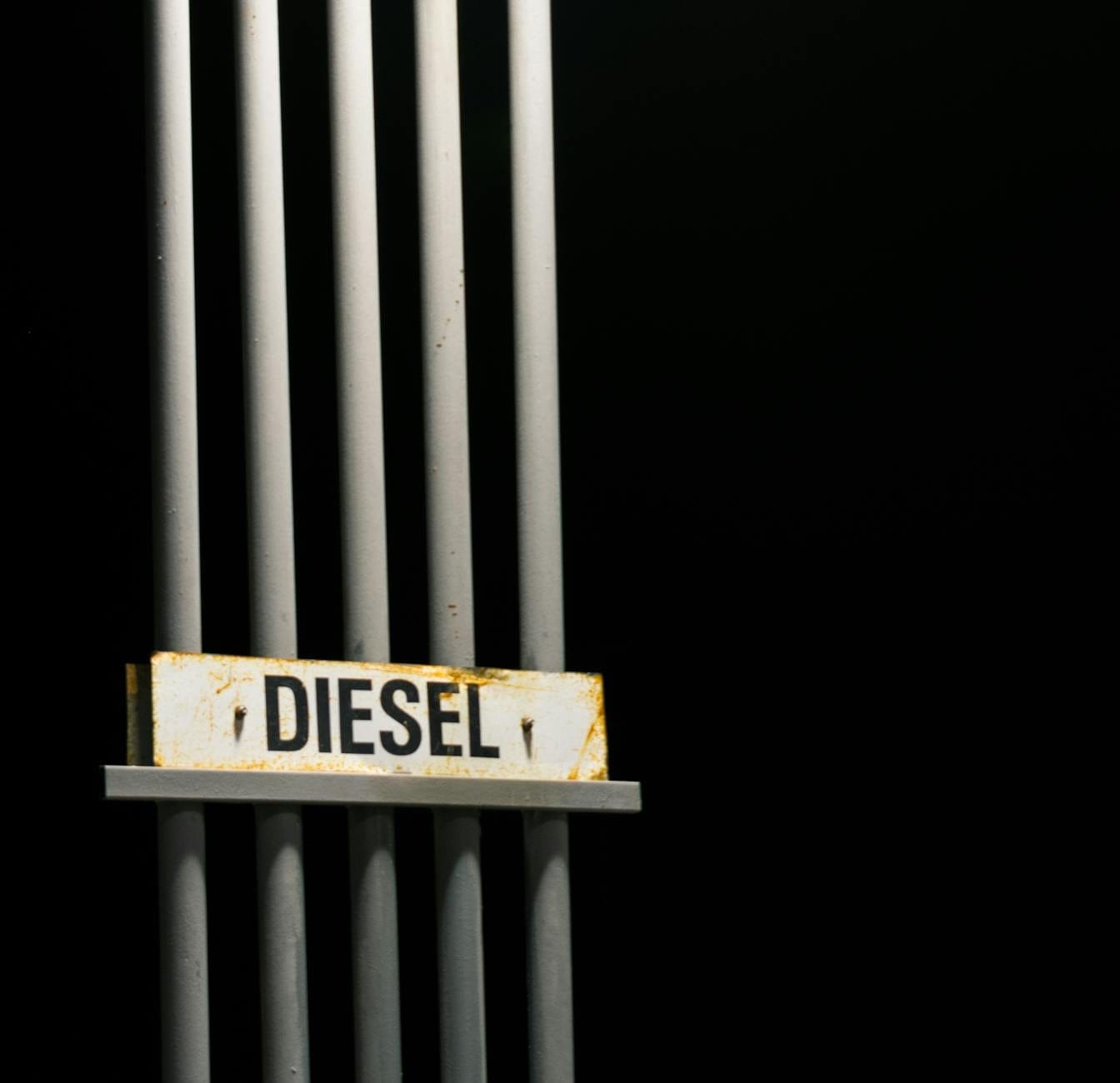 Jak paliwo kiepskiej jakości niszczy układ wtryskowy i turbinę w nowoczesnym dieslu Napis diesel na metalowych rurach na czarnym tle nocą
